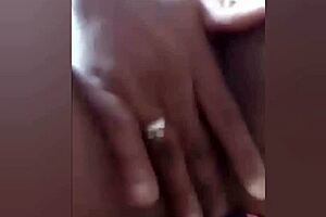 Ma collègue se masturbe dans la douche en se filmant et m'envoie la vidéo!