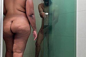 Novinho caught me on all fours in the bath! What a surprise!