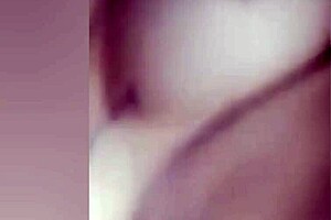 Ma collègue se masturbe dans la douche en se filmant et m'envoie la vidéo!