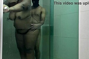 Novinho caught me on all fours in the bath! What a surprise!