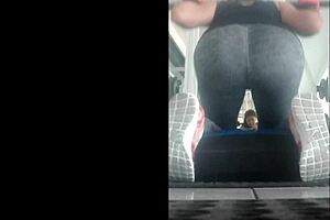 Flaca Rica Empinada En Gimnasio