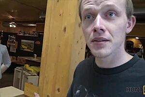 Hunt4k Lucky Fucker Organiza Una Maravillosa Recogida En La Bolera