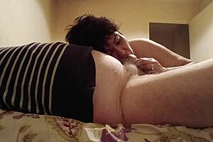 Marie Esclave Gets Handjob from Quartus