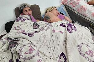 madrasta substitui meia irma como amante para engravidar do marido, enquanto no edredom o enteado trepa com ela 😈