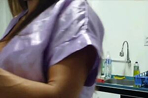 estava preparando o café, ele me surpreendeu com blowjob