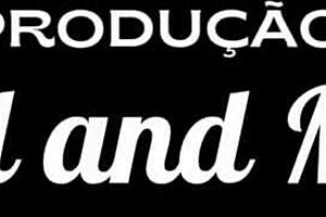 cunhada tamanho gg se exibindo na escada pública de calça transparente