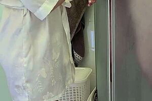 Stepmom helped her son jerk off and cum on her big tits in the bath, I couldn't resist touching her nipples.