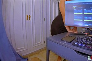 Una Esposa Infiel Madrastra Se Mete En El Coche De Su Hijastro Después De Una Mamada En La Garganta Y Traga Semen El Secreto De Tu Madrastra