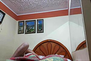 Esposo Ofrece Puta a Amigo Maduro Gordito por Ayuda