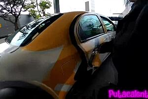 camino a cenar se pone cachonda y cogemos en el taxi 😏