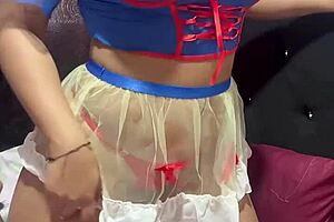 nerd con disfraz de blanca nieve se masturba