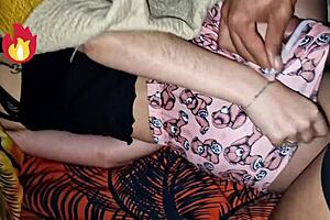 mi pequeño hermanastro viene a escondidas a mi habitación para que le quite la virginidad