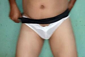 Excitado en tanga blanca