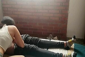 jovencita cachonda me masturba y me saca la leche con su boca