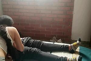 jovencita cachonda me masturba y me saca la leche con su boca