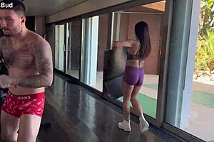 trío en el gimnasio fue imposible hacer deporte con tremendo culo al lado