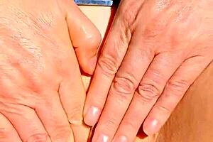 I Finger My Bald Cunt