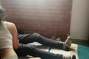 jovencita cachonda me masturba y me saca la leche con su boca