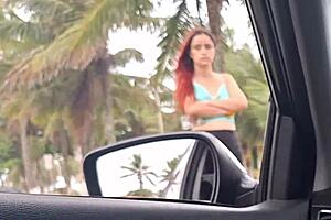 Masturba��o arriscada para garota bonita parada na cal�ada da praia