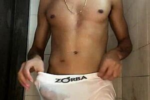 Novinho Do Pau Grosso Batendo Punheta No Chuveiro Banho