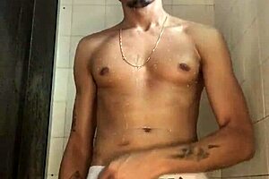 Novinho Do Pau Grosso Batendo Punheta No Chuveiro Banho