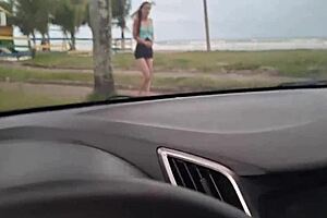 Masturba��o arriscada para garota bonita parada na cal�ada da praia