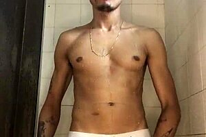 Novinho Do Pau Grosso Batendo Punheta No Chuveiro Banho