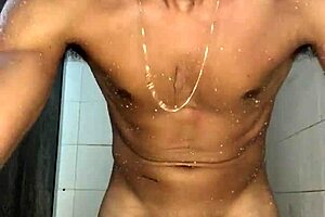 Novinho Do Pau Grosso Batendo Punheta No Chuveiro Banho