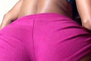 as nellycantsay twerks, her fat pussy wets shorts