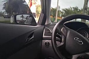 Masturba��o arriscada para garota bonita parada na cal�ada da praia