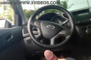 Masturba��o arriscada para garota bonita parada na cal�ada da praia