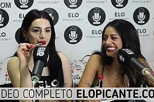 Lesbianas bisexuales se besan y juegan con el chupetin