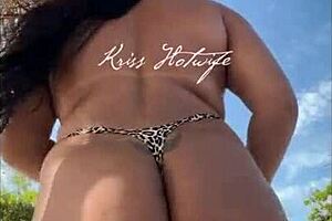 Puta casada se exibindo na praia com biquini todo enfiado na bunda