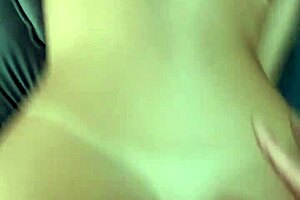 com plug no cuzinho ninfetinha loirinha seduz o melhor amigo do seu esposo e pede pra ele foder sua buceta e depois o cuzinho at� encher ele de porra