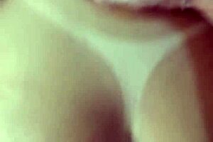 com plug no cuzinho ninfetinha loirinha seduz o melhor amigo do seu esposo e pede pra ele foder sua buceta e depois o cuzinho at� encher ele de porra