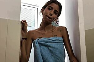 Mi Hermanastra Me Encuentra Masturbándome En Su Baño Y Me Da El Placer De Correrme En Su Cara Joven - Historia Completa