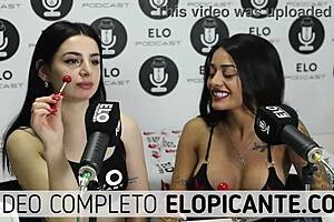 Lesbianas bisexuales se besan y juegan con el chupetin