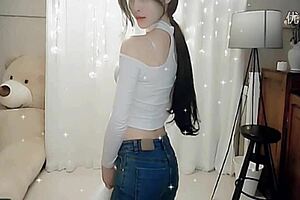 Sexy Chinese Girl Dancing On Cam