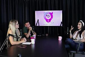 Os Atendimentos Que Faz Com As Duas Namoradas Não Ia Curtir Fazer Gang Bang Com Desconhecidos E Quando Foi Pro Motel - Lexi Mallet Sheer Red