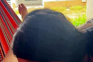 Colombiana cachonda le saca el pene a su novio en la calle y se lo mama