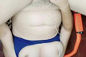 Que sabroso se siente bien profundo este enorme pollon y mira como sale mi leche a chorros 😍