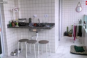 contratei essa empregada que delicia ver ela com esse shorts eu nao consigo me segurar