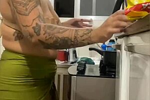 fazendo live na cozinha mostrando minha buceta gorda de mini saia