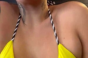 Fui Toda Suada E Toda Molhada Na Academia De Frente Da Pra De Copacabana Nossa Minha Buceta Molhada E Chela De Sal