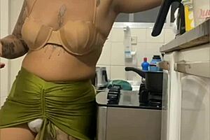 fazendo live na cozinha mostrando minha buceta gorda de mini saia
