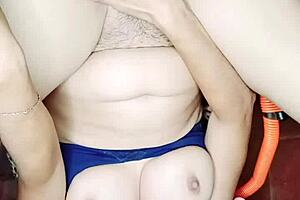 Que sabroso se siente bien profundo este enorme pollon y mira como sale mi leche a chorros 😍