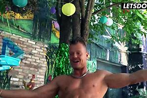 बस्टि बैकपैकर होस्टल स्टाफ के साथ हॉर्नी हो जाती है