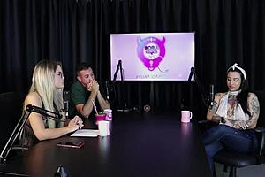 Os Atendimentos Que Faz Com As Duas Namoradas Não Ia Curtir Fazer Gang Bang Com Desconhecidos E Quando Foi Pro Motel - Lexi Mallet Sheer Red