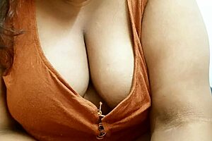 Tamil sexy aunty with big boobs