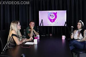 Os Atendimentos Que Faz Com As Duas Namoradas Não Ia Curtir Fazer Gang Bang Com Desconhecidos E Quando Foi Pro Motel - Lexi Mallet Sheer Red